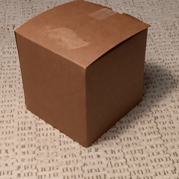 NIOB Leatherette faux black leather w/ red velvet lining dice cup & 5 red dice - Picture 8 of 11